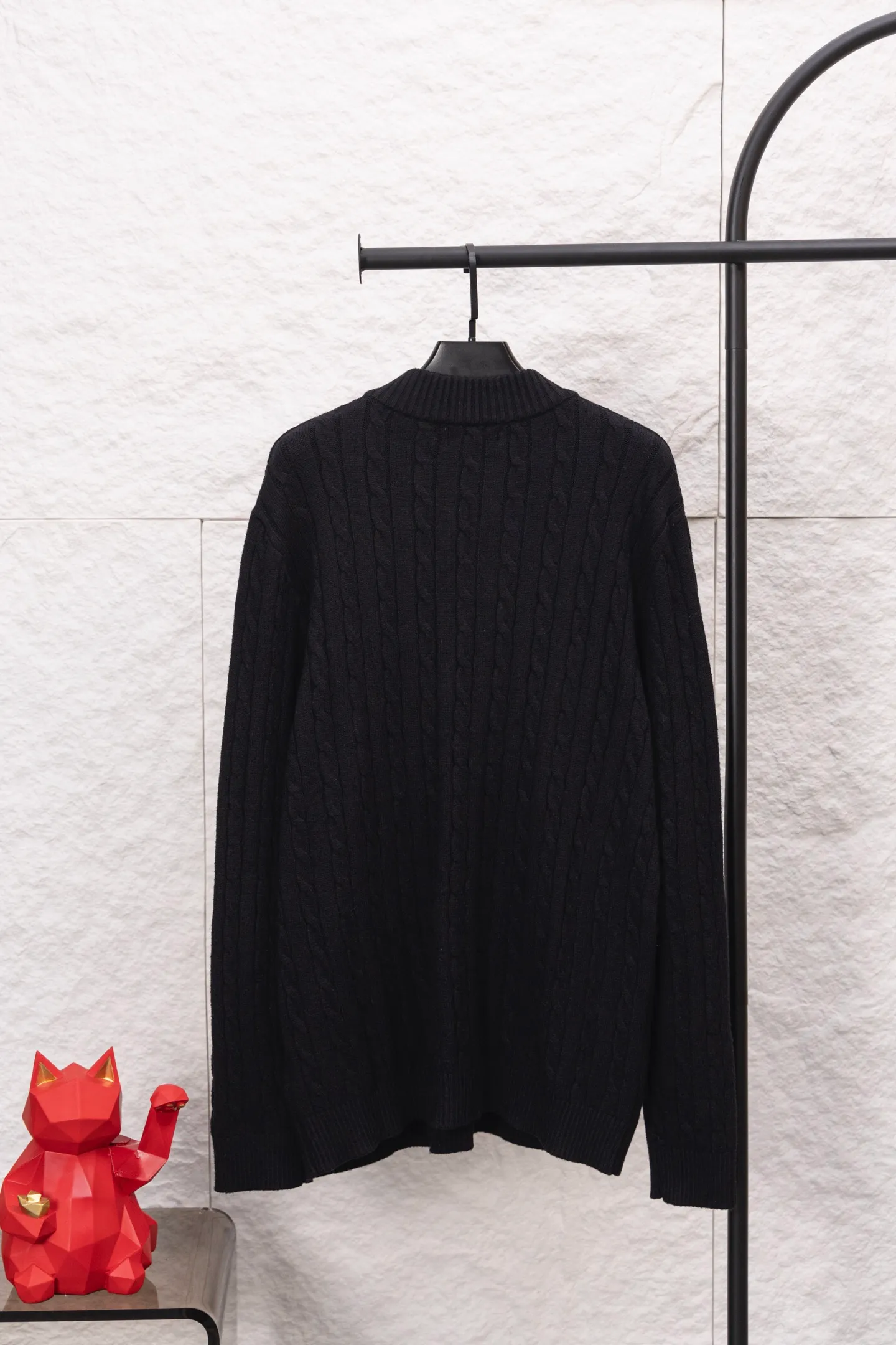 P230 Style No./F187 Rah Lauren classic pony embroidered stand-up collar knitted sweater. Made of 400 cotton gauze fabric with clear lines. The original customized lines are smooth and delicate. Better hand feel. Not easy to deform. Not easy to shrink. Not easy to fade. Maintain long-lasting beauty. Color Gray Black Size S-XL